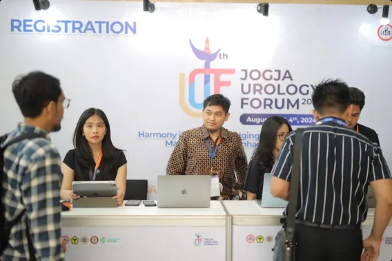 Suasana meja registrasi event dengan tim operasional