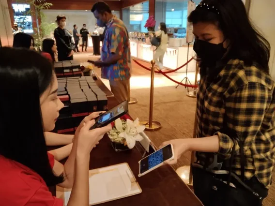 Proses registrasi tamu dengan pemindaian QR
