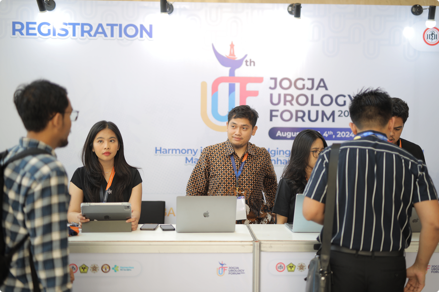 Suasana meja registrasi event dengan tim operasional