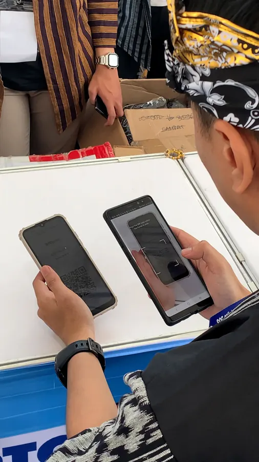 Scan QR code peserta di meja registrasi
