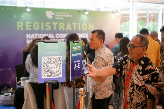 Area registrasi conference dengan signage QR