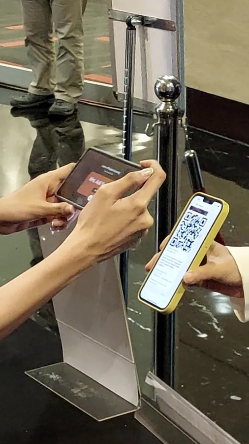 Check-in QR code peserta di area kedatangan